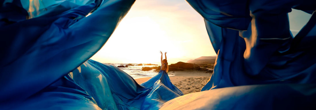 Femme élégante en robe fluide au coucher de soleil, style bohème chic Riviera — Vogue Française