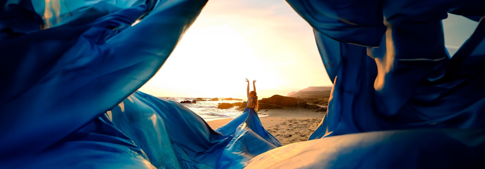 Femme élégante en robe fluide au coucher de soleil, style bohème chic Riviera — Vogue Française