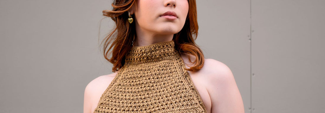 Femme élégante en top crochet beige, tendance crochet été 2026 — Vogue Française