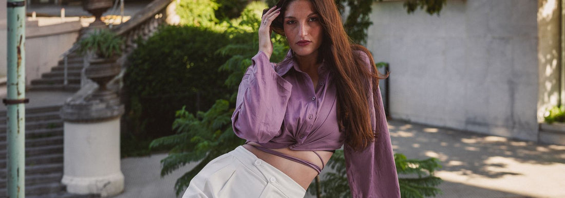 Mannequin en ensemble deux pièces — chemise et pantalon coordonnés, Vogue Française