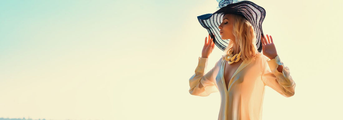Femme en tenue d'été bohème chic au bord de la mer — robes d'été Vogue Française 2026