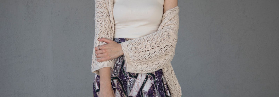 Femme portant un cardigan en crochet ajouré ivoire — cardigan d'été Vogue Française