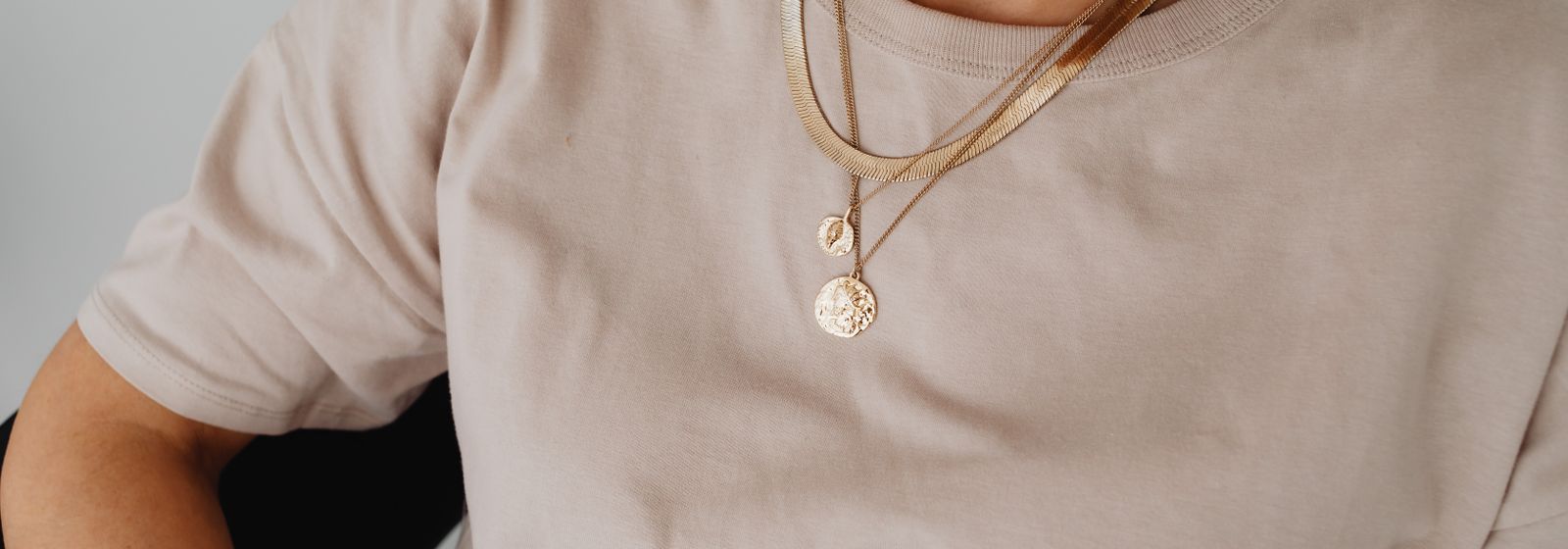 Colliers superposés en argent et plaqué or — bijoux Vogue Française