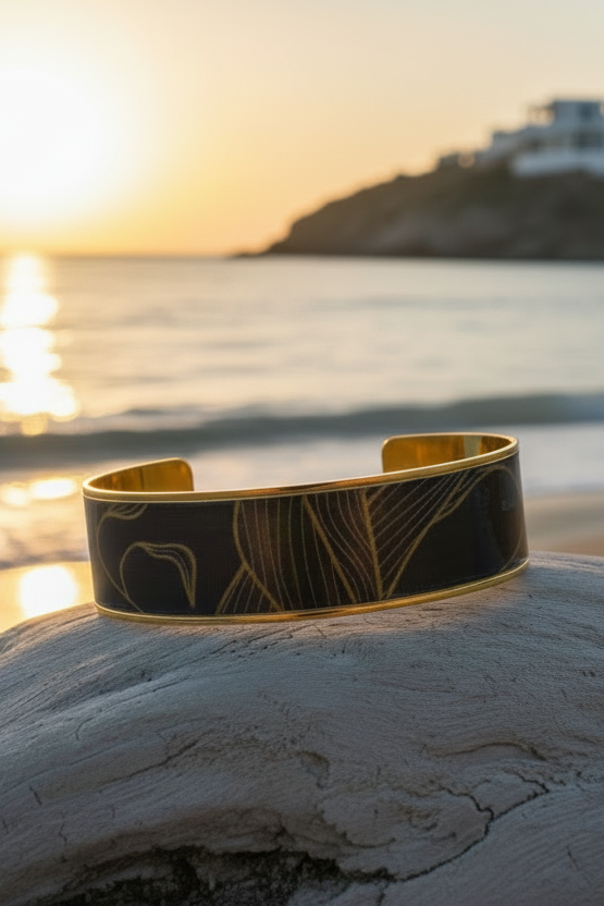 Bracelet manchette en métal doré inoxydable et vernis laqué — Vogue Française