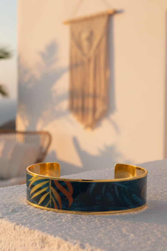 Bracelet manchette en métal doré inoxydable et vernis laqué — Vogue Française