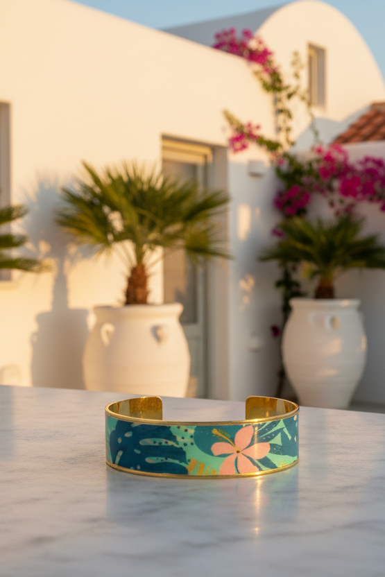 Bracelet manchette en métal doré inoxydable et vernis laqué — Vogue Française