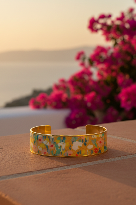 Bracelet manchette en métal doré inoxydable et vernis laqué — Vogue Française