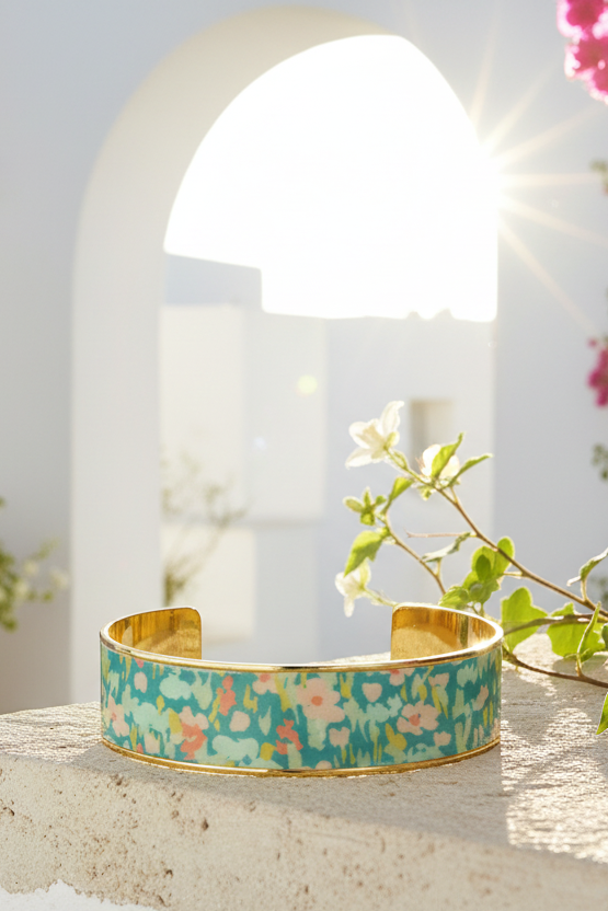 Bracelet manchette en métal doré inoxydable et vernis laqué — Vogue Française