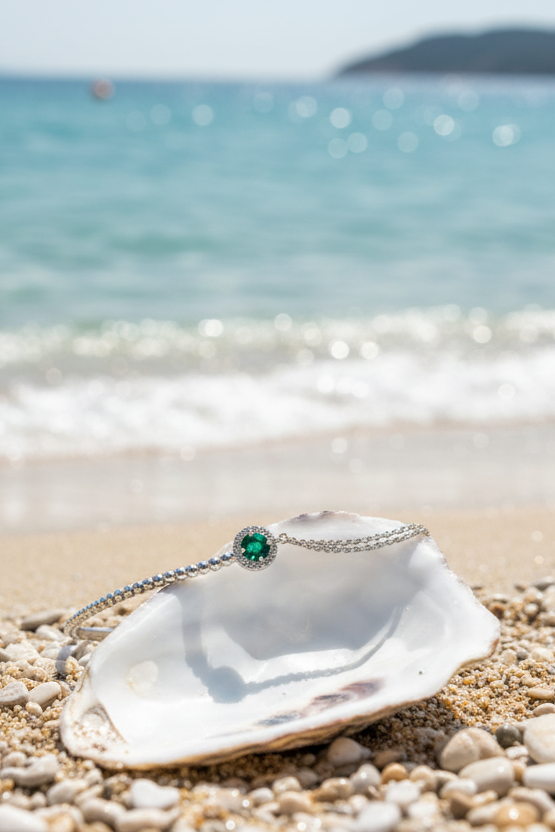 Bracelet Chloréa fin demi-jonc en argent 925 à maille délicate — Vogue Française