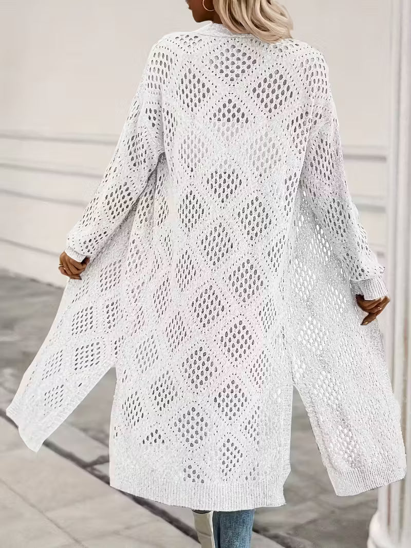 Gilet long en crochet dentelle ultra léger — Vogue Française