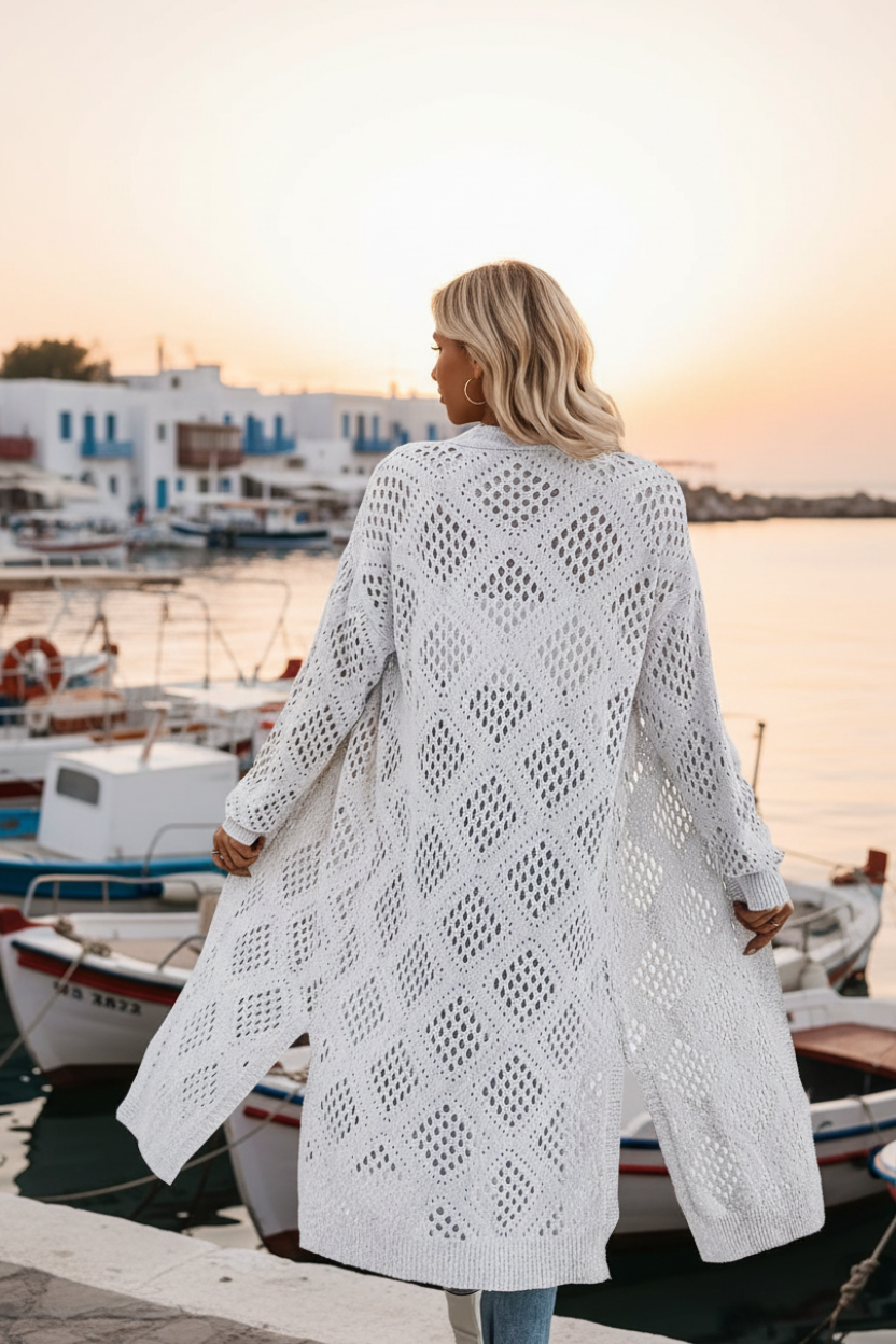 Gilet long en crochet dentelle ultra léger — Vogue Française