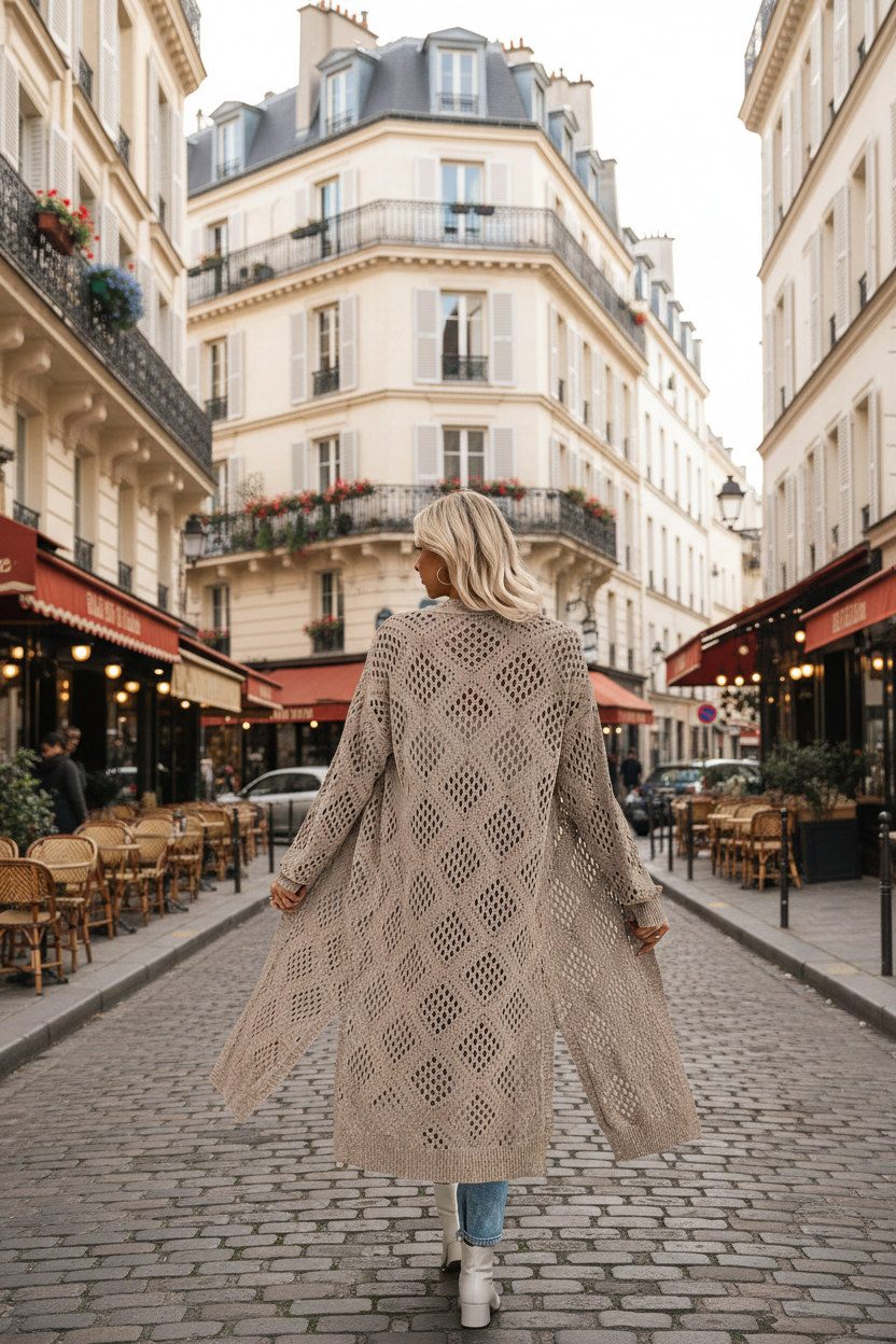 Gilet long en crochet dentelle ultra léger — Vogue Française
