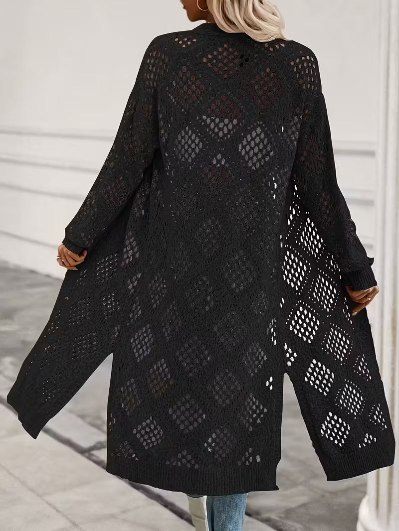 Gilet long en crochet dentelle ultra léger — Vogue Française