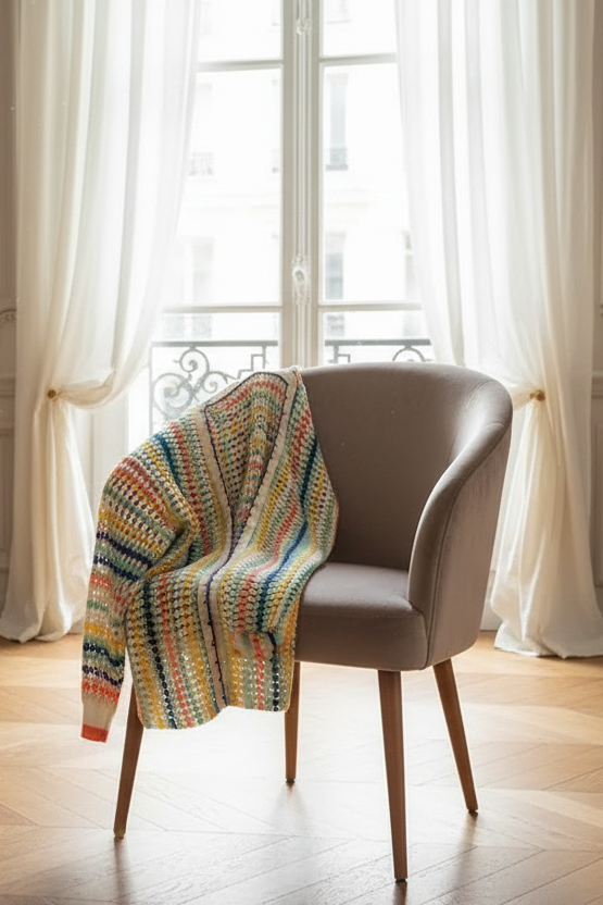 Cardigan en crochet à rayures colorées — Vogue Française