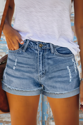 Short en jean délicatement usé — Vogue Française