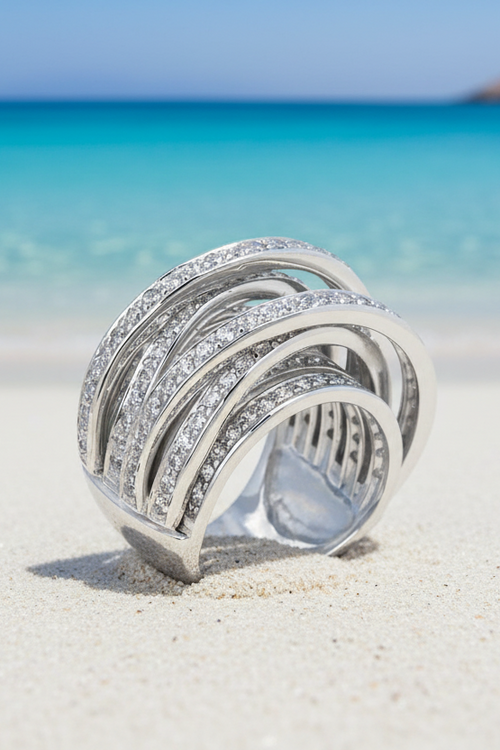 Bague Calista en argent rodhié 925 aux volutes scintillantes — Vogue Française