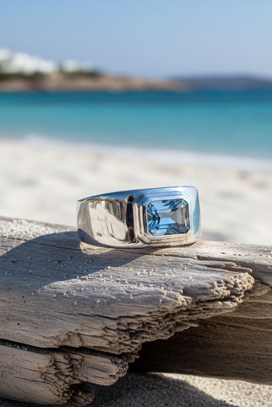 Bague Calypsa en argent 925 rhodié miroir & pierre bleue une pièce couture minimaliste au — Vogue Française