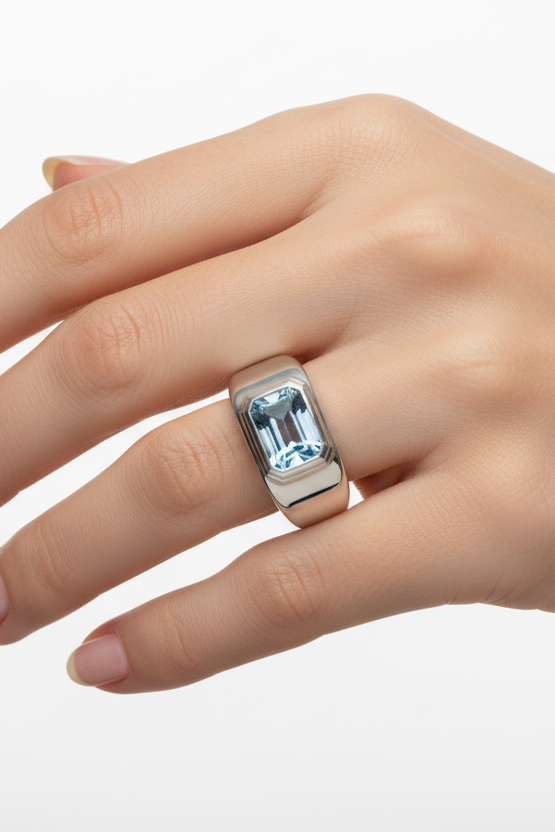 Bague Calypsa en argent 925 rhodié miroir & pierre bleue une pièce couture minimaliste au — Vogue Française