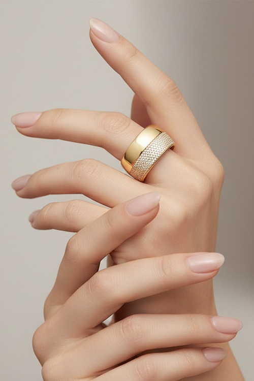 Bague Auréthia pavée en or sertie d’oxydes de zirconium cubiques — Vogue Française