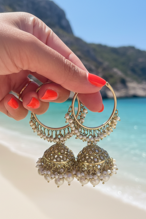 Boucles d’oreilles Théia à l'esprit nomade dorées en acier inoxydable — Vogue Française