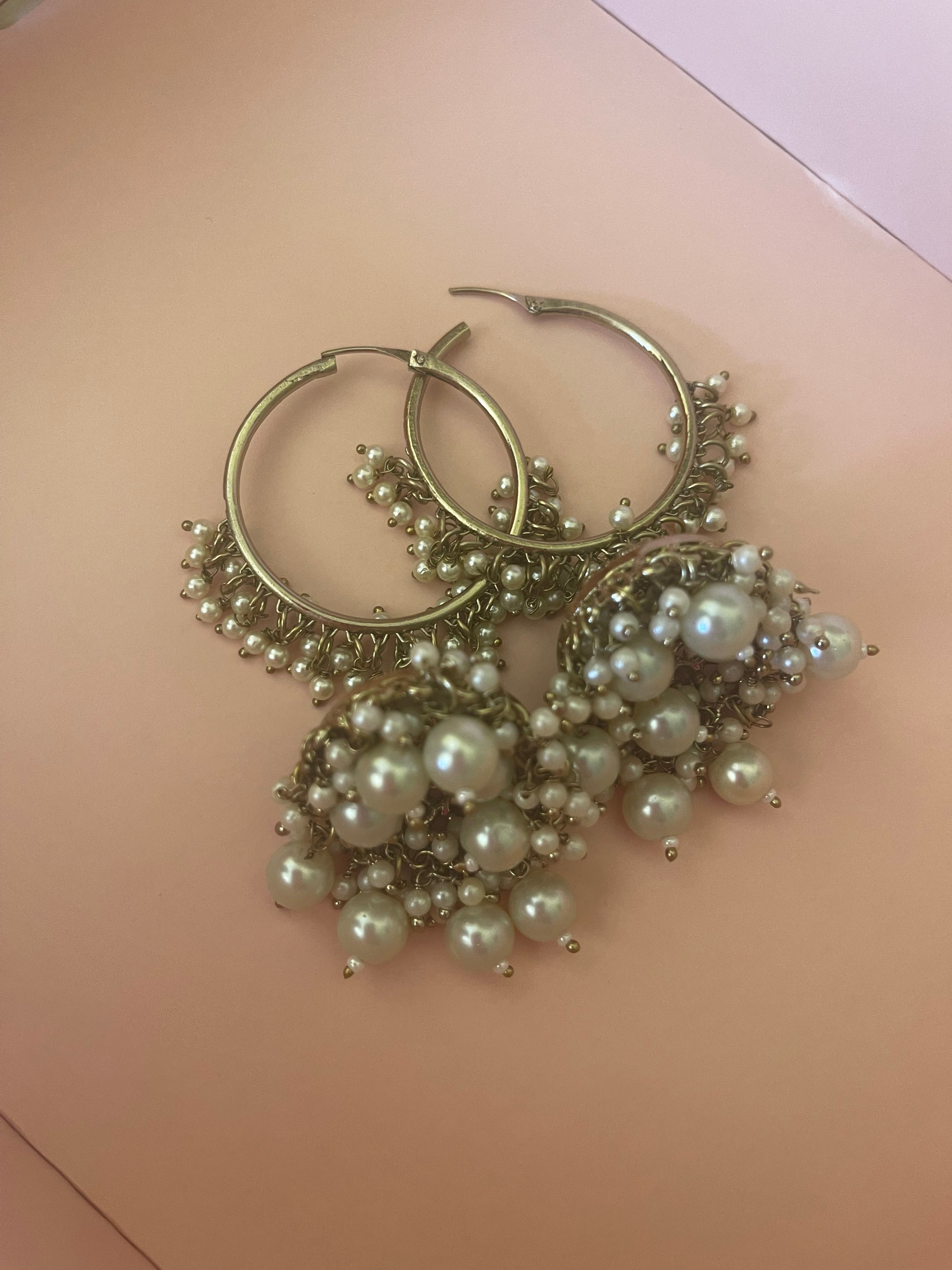 Boucles d’oreilles Théia à l'esprit nomade dorées en acier inoxydable — Vogue Française