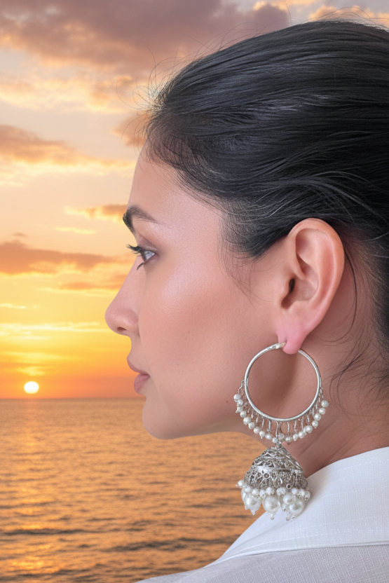 Boucles d’oreilles Théia à l'esprit nomade dorées en acier inoxydable — Vogue Française