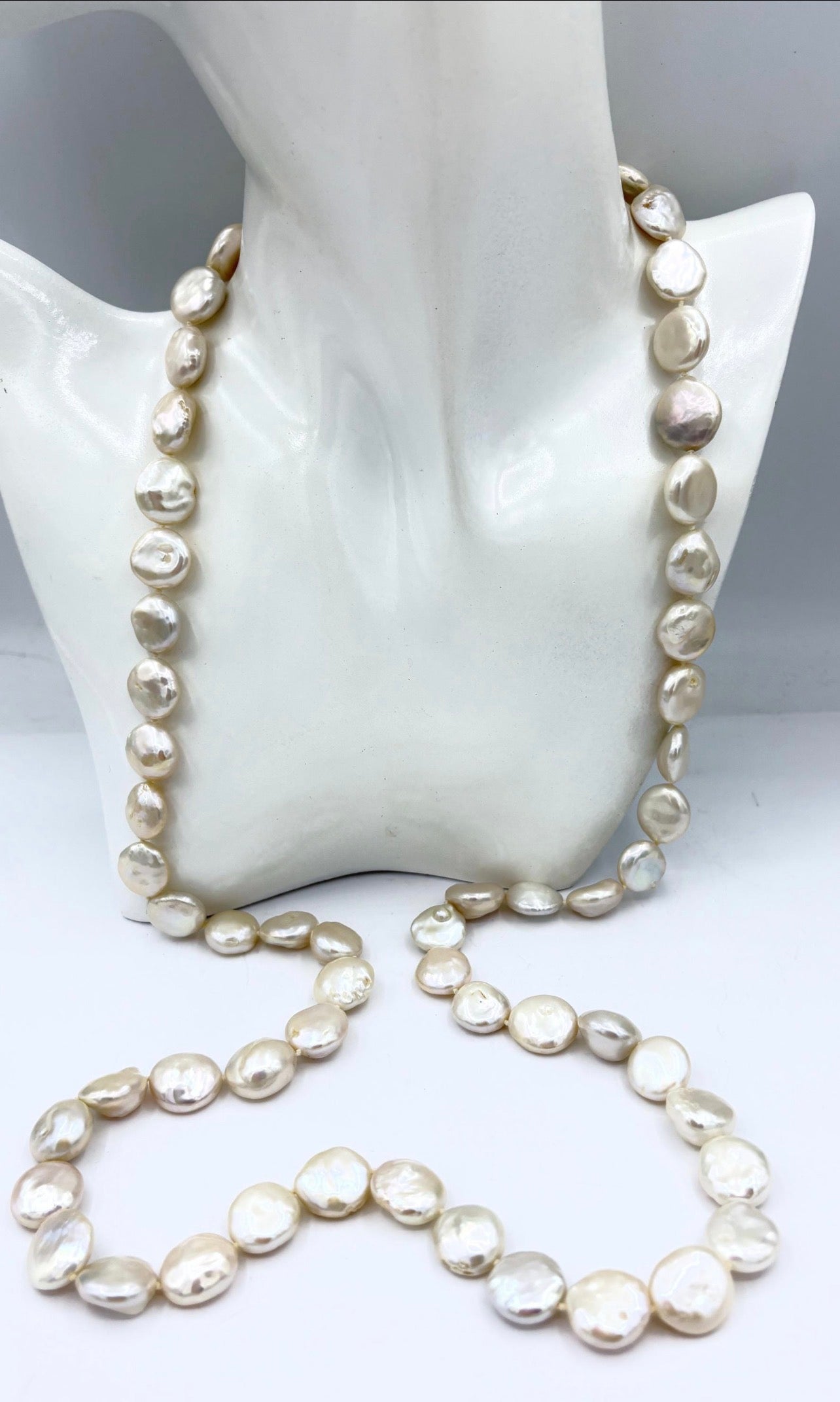 Collier de Designer minimaliste en vraies perles baroques — Vogue Française