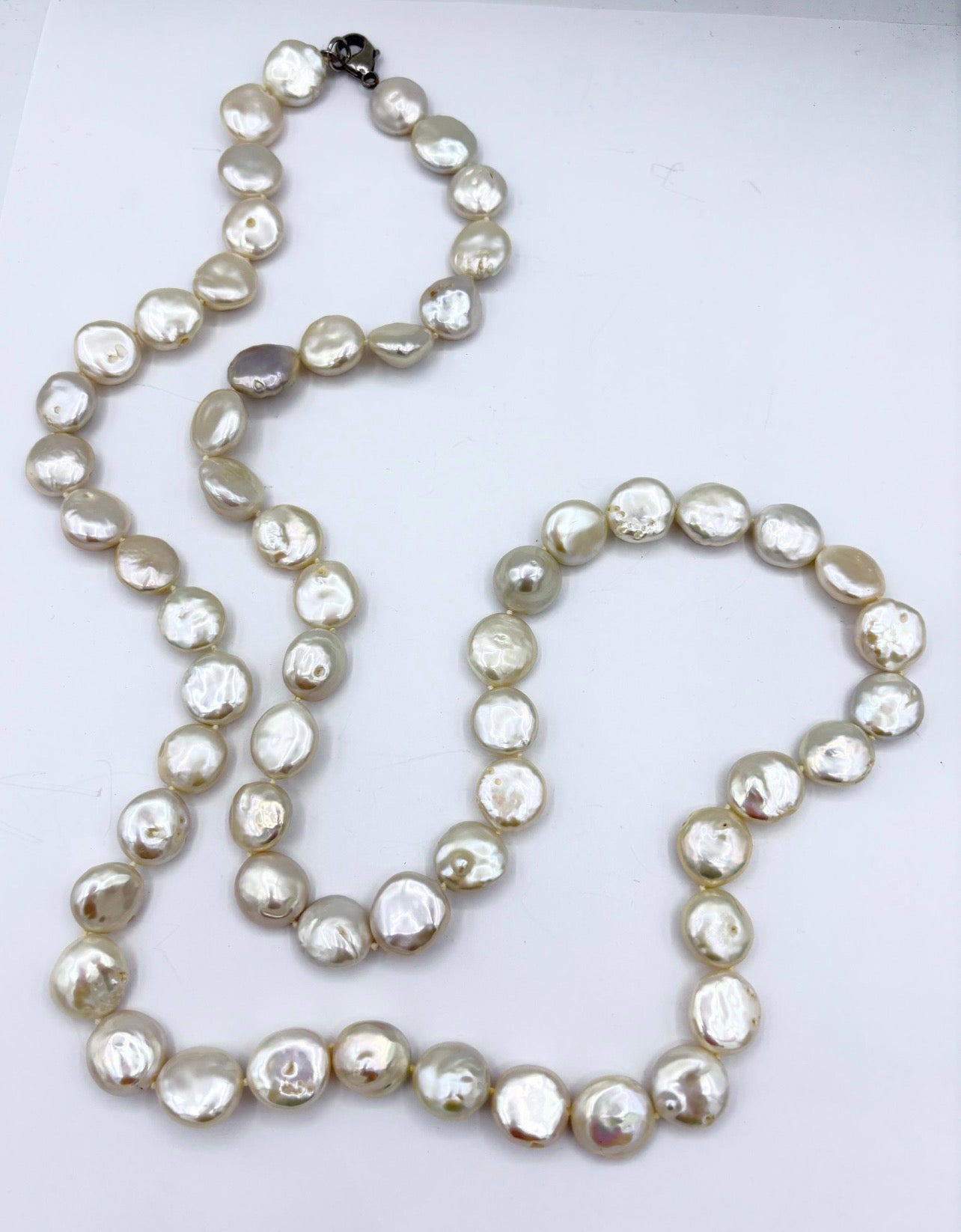 Collier de Designer minimaliste en vraies perles baroques — Vogue Française