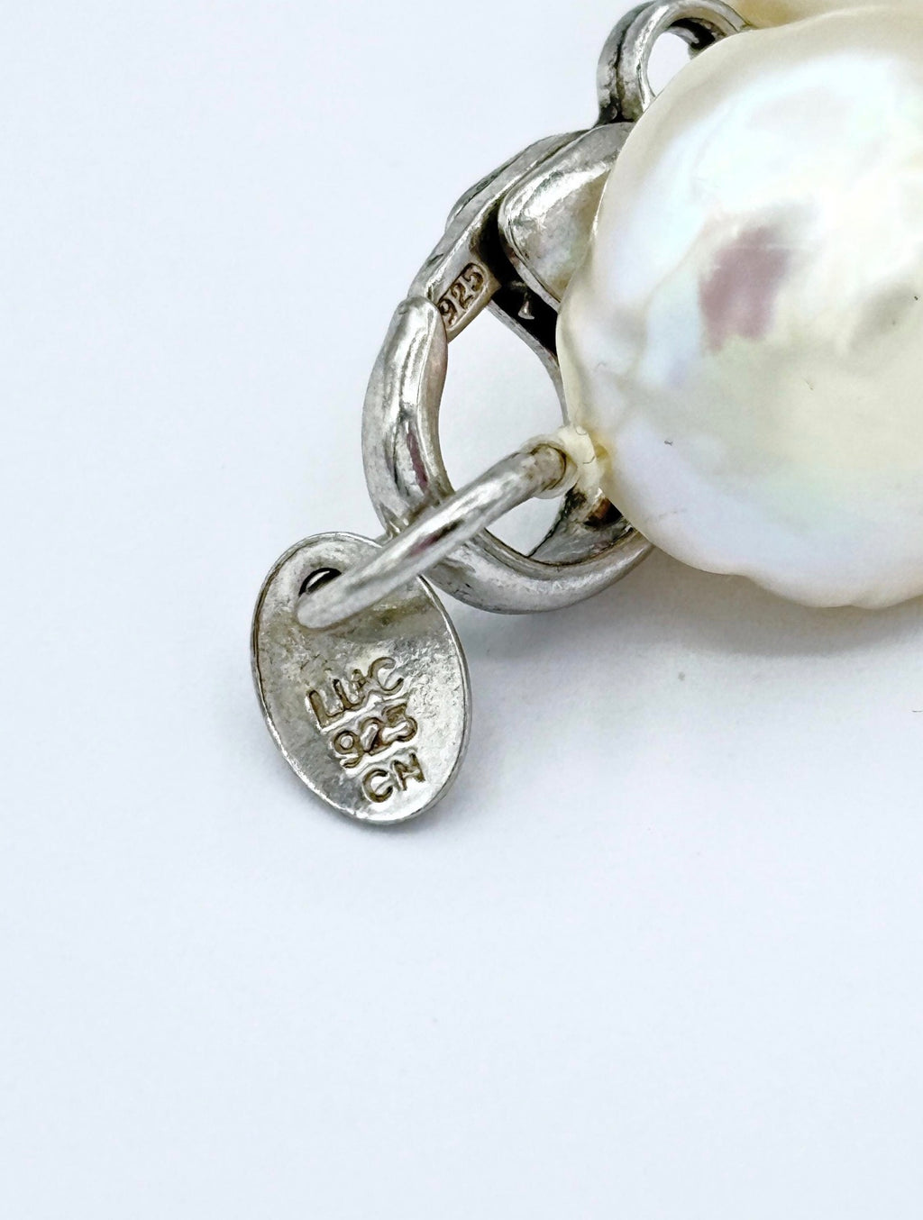 Collier de Designer minimaliste en vraies perles baroques — Vogue Française