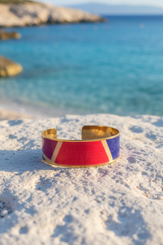 Bracelet manchette en métal doré inoxydable et vernis laqué — Vogue Française
