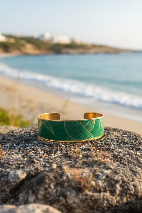 Bracelet manchette en métal doré inoxydable et vernis laqué — Vogue Française