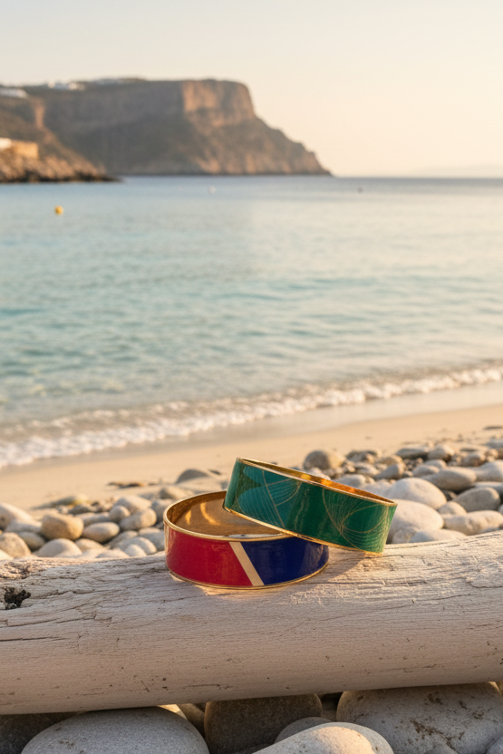 Bracelet manchette en métal doré inoxydable et vernis laqué — Vogue Française
