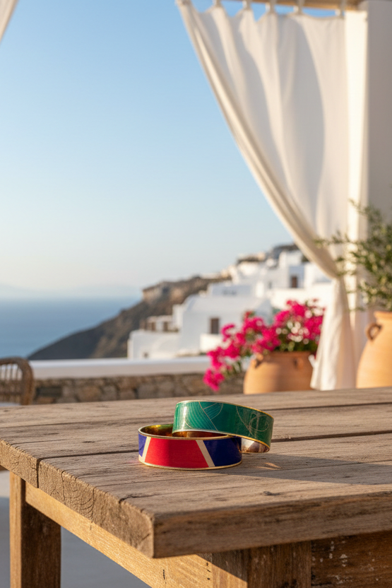 Bracelet manchette en métal doré inoxydable et vernis laqué — Vogue Française