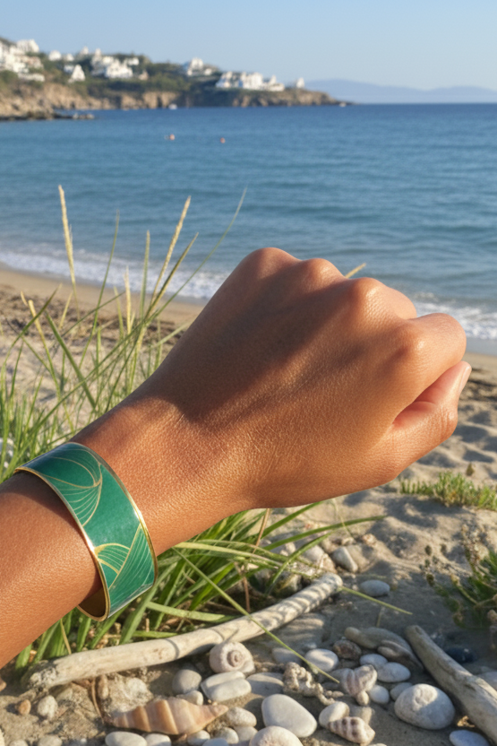 Bracelet manchette en métal doré inoxydable et vernis laqué — Vogue Française