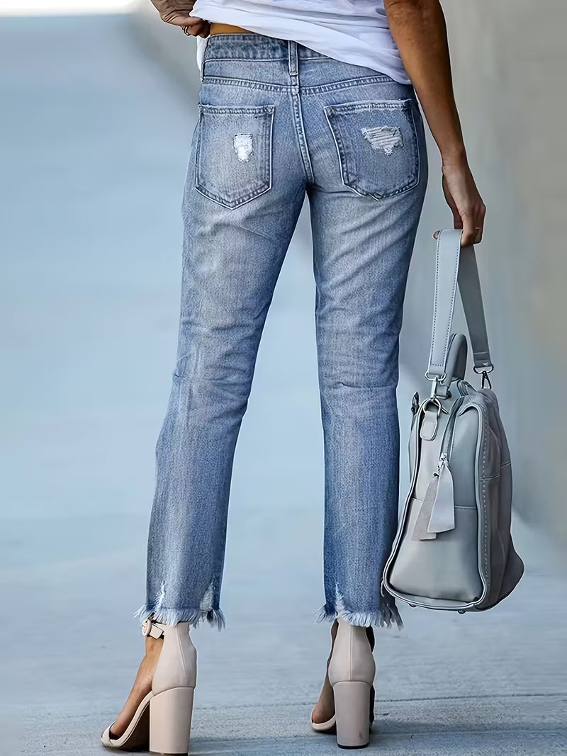 Jean court stretch trendy déchiré — Vogue Française