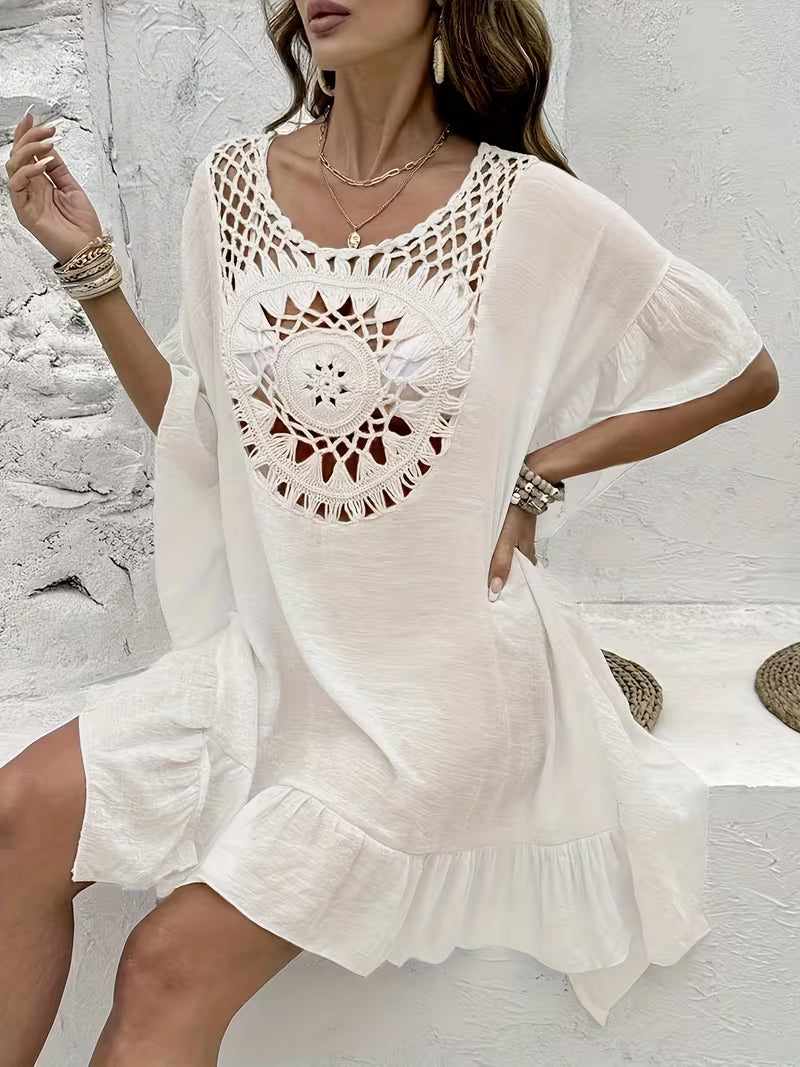 Robe de plage en crochet floral style patchwork — Vogue Française
