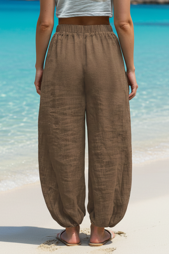 Le pantalon en lin loose qui redéfinit le confort avec style grâce à sa coupe fluide ultra — Vogue Française