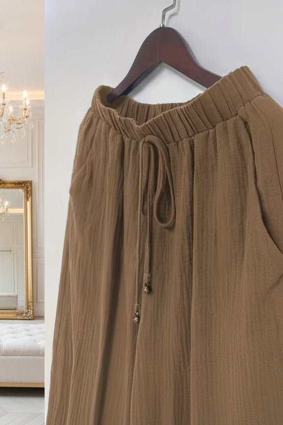 Le pantalon en lin loose qui redéfinit le confort avec style grâce à sa coupe fluide ultra — Vogue Française