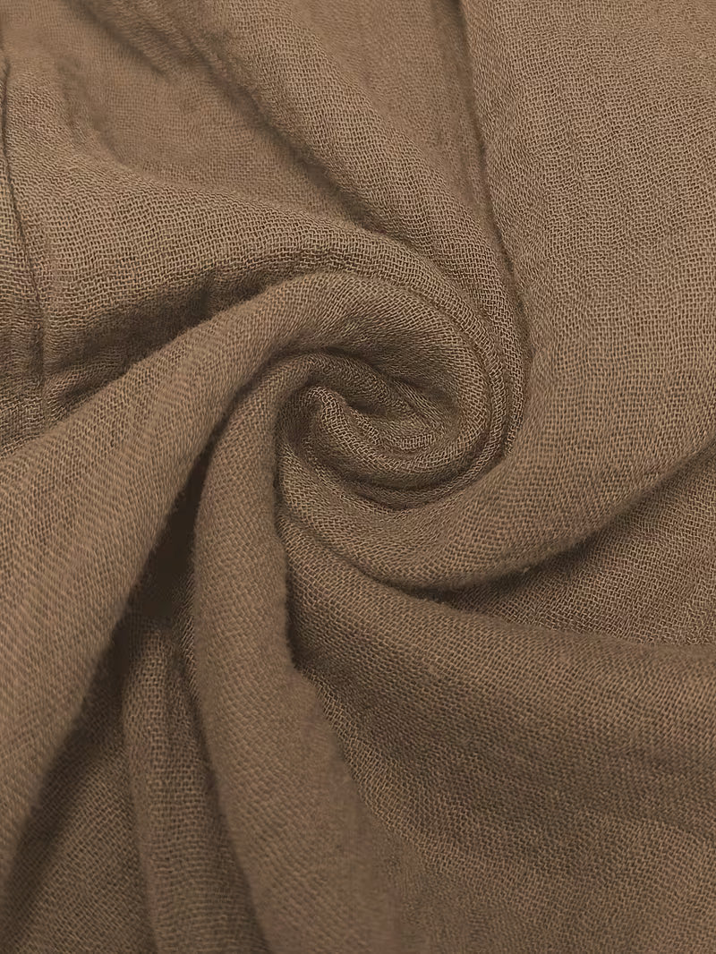 Le pantalon en lin loose qui redéfinit le confort avec style grâce à sa coupe fluide ultra — Vogue Française