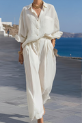 Ensemble ivoire pour femme composé d’une chemise ample et d’un pantalon large — Vogue Française