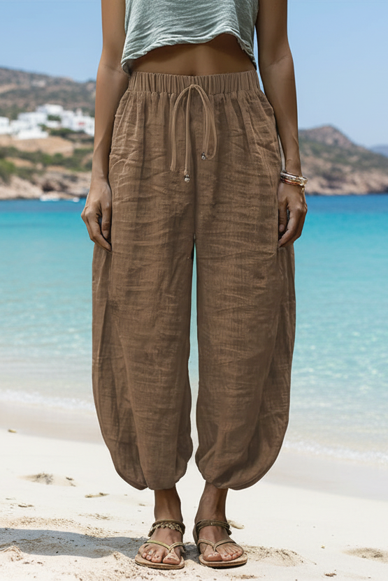 Le pantalon en lin loose qui redéfinit le confort avec style grâce à sa coupe fluide ultra — Vogue Française