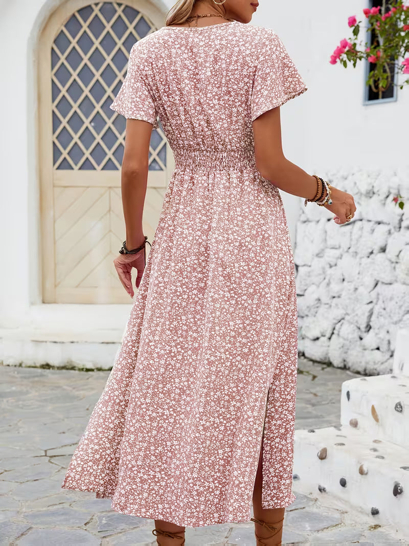 Robe fleurie délicate à manches papillon et fente — Vogue Française