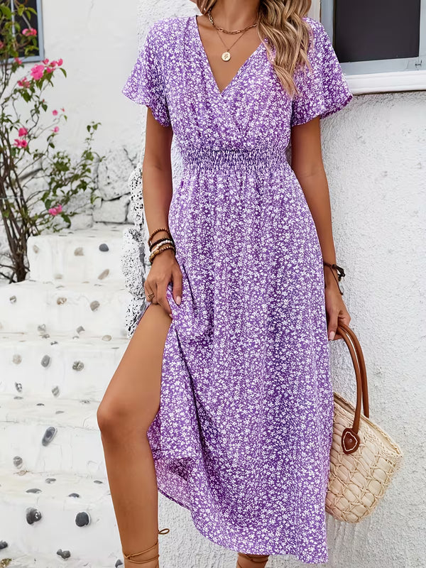 Robe fleurie délicate à manches papillon et fente — Vogue Française