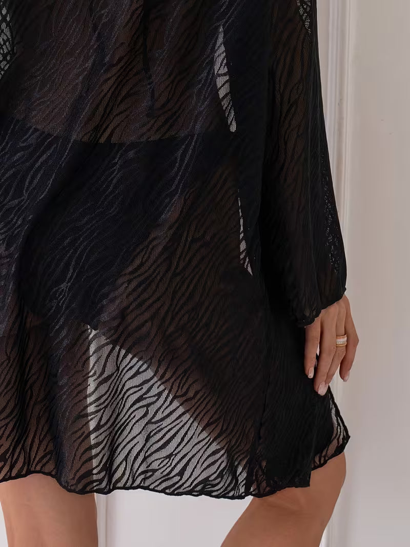 Le cover-up de plage voile avec sa coupe fluide et légèrement dévoilante — Vogue Française