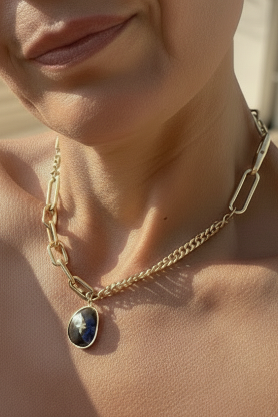 Collier choker Astéria en métal doré inoxydable — Vogue Française