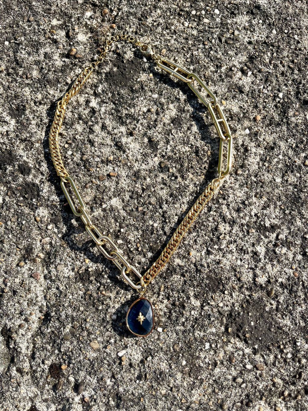 Collier choker Astéria en métal doré inoxydable — Vogue Française