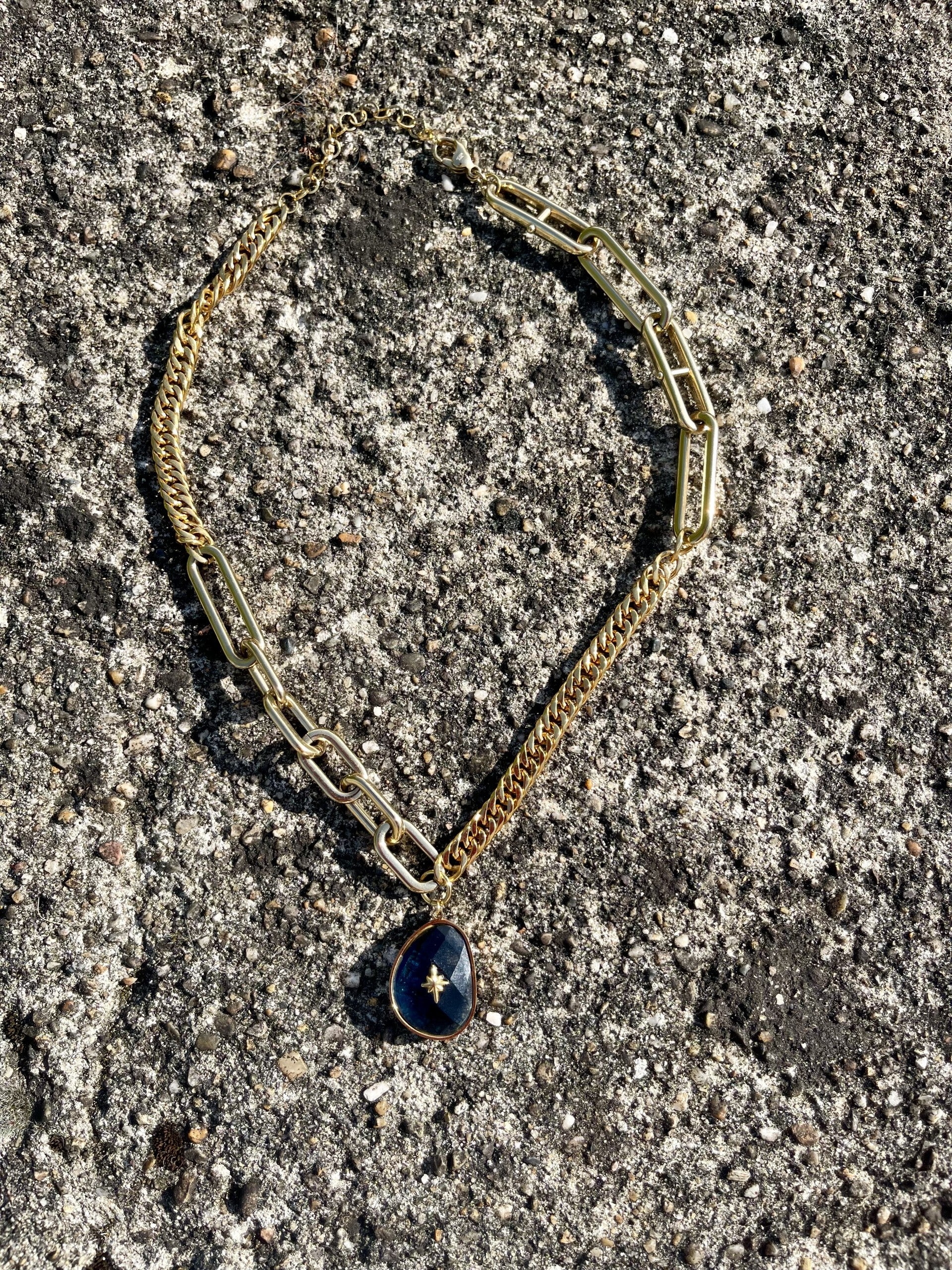 Collier choker Astéria en métal doré inoxydable — Vogue Française