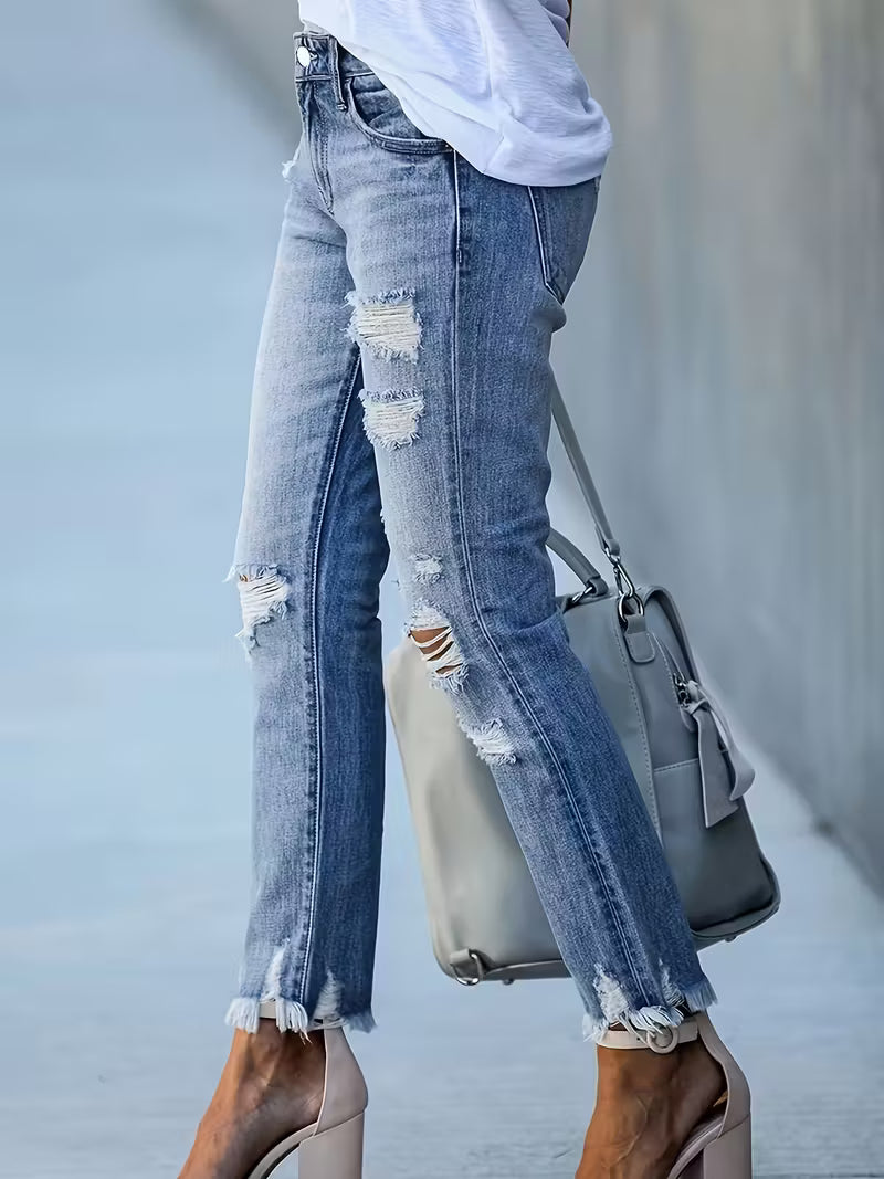 Jean court stretch trendy déchiré — Vogue Française