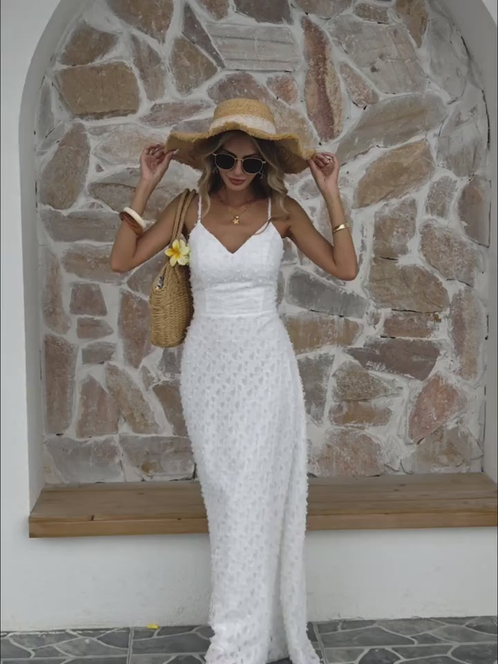 Robe longue de cocktail spectaculaire, sublimée par un décolleté en V et de fines bretelles, pour une allure élégante, audacieuse et irrésistiblement captivante