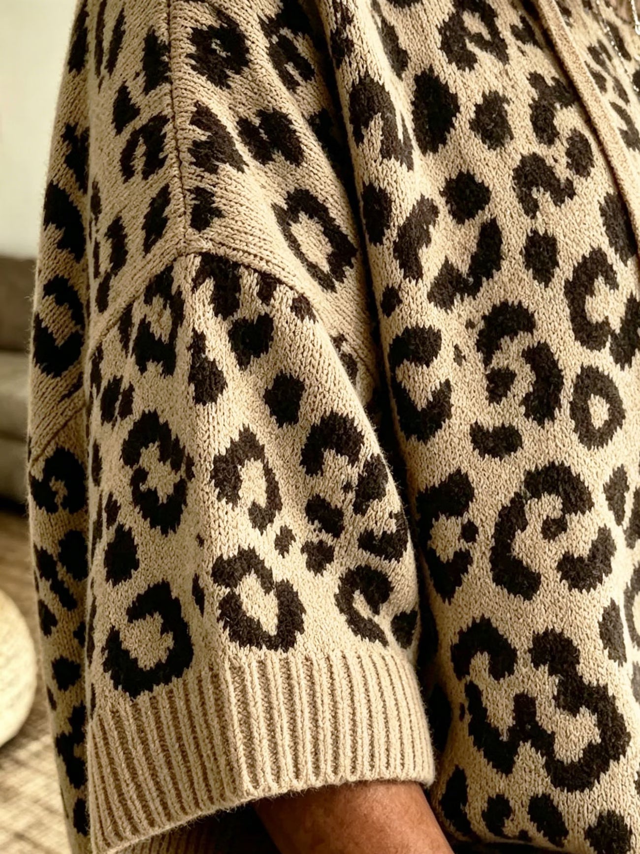 Pull Poncho Léopard à Capuche – Maille Jacquard Bohème